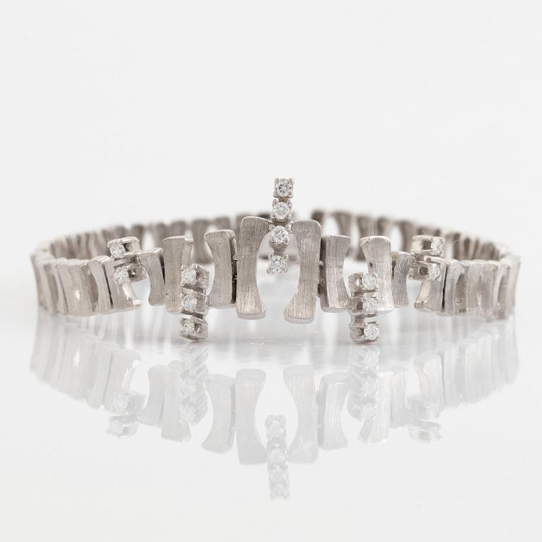 18K white gold and brilliant cut diamond bracelet.