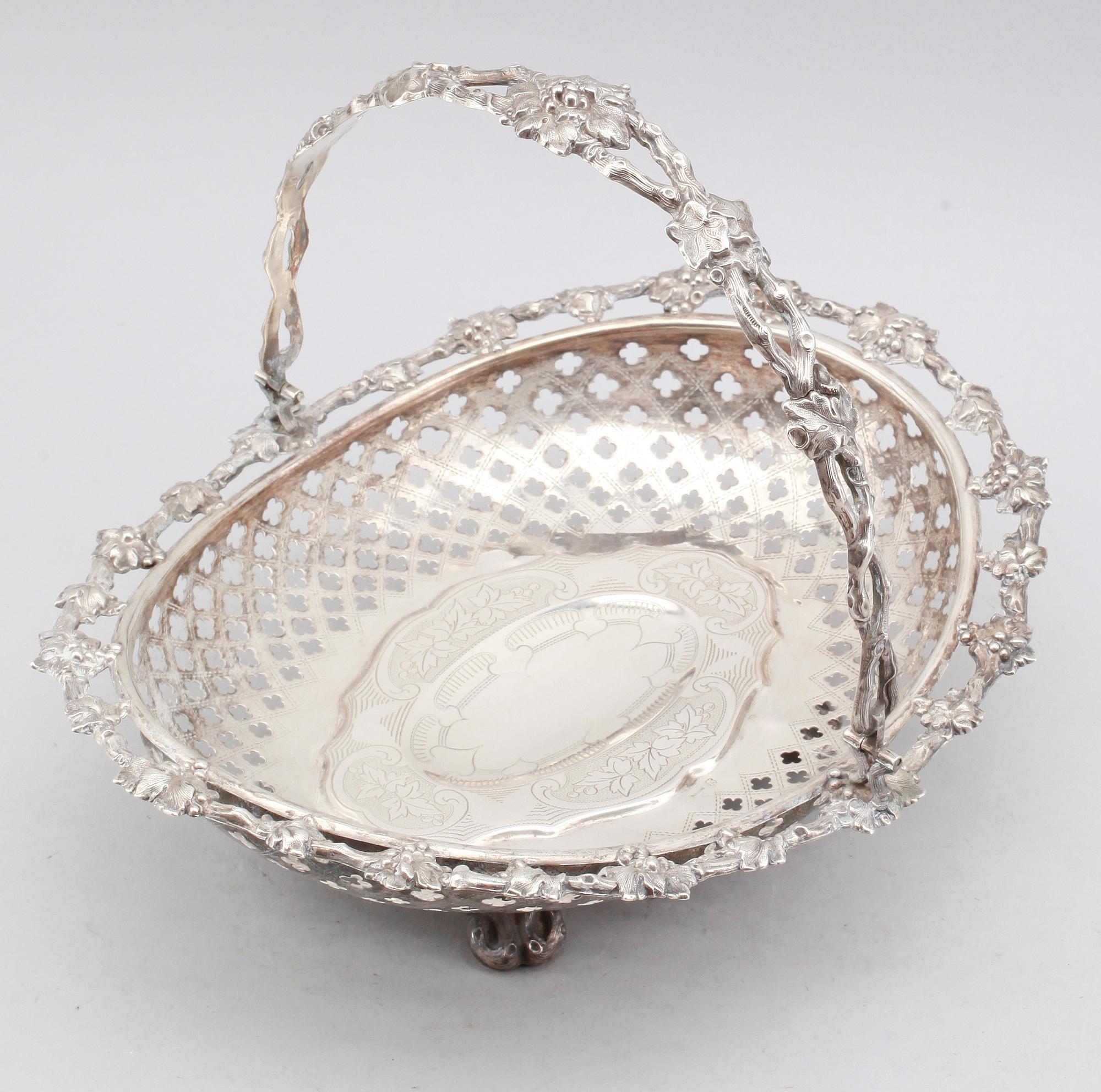 BRÖDKORG, silver, märkt Schott 13, Frankfurt, 1900-talets första hälft. Vikt ca 358 gram.