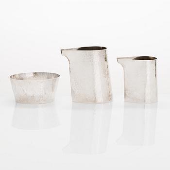 Pekka Piekäinen, A three-piece sterling silver serving set, marked PP, Platinoro, Turku 2000s.