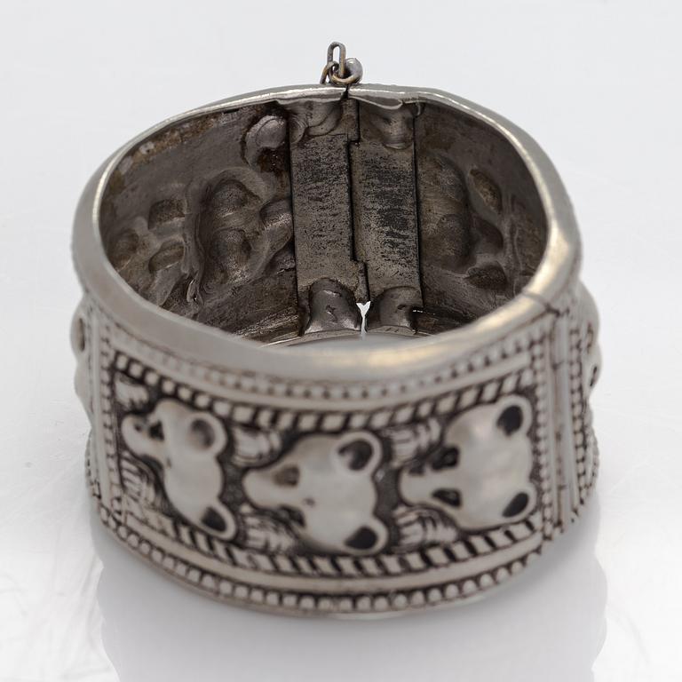 Armband "Björn", vitmetall. Kalevala Koru, Helsingfors.