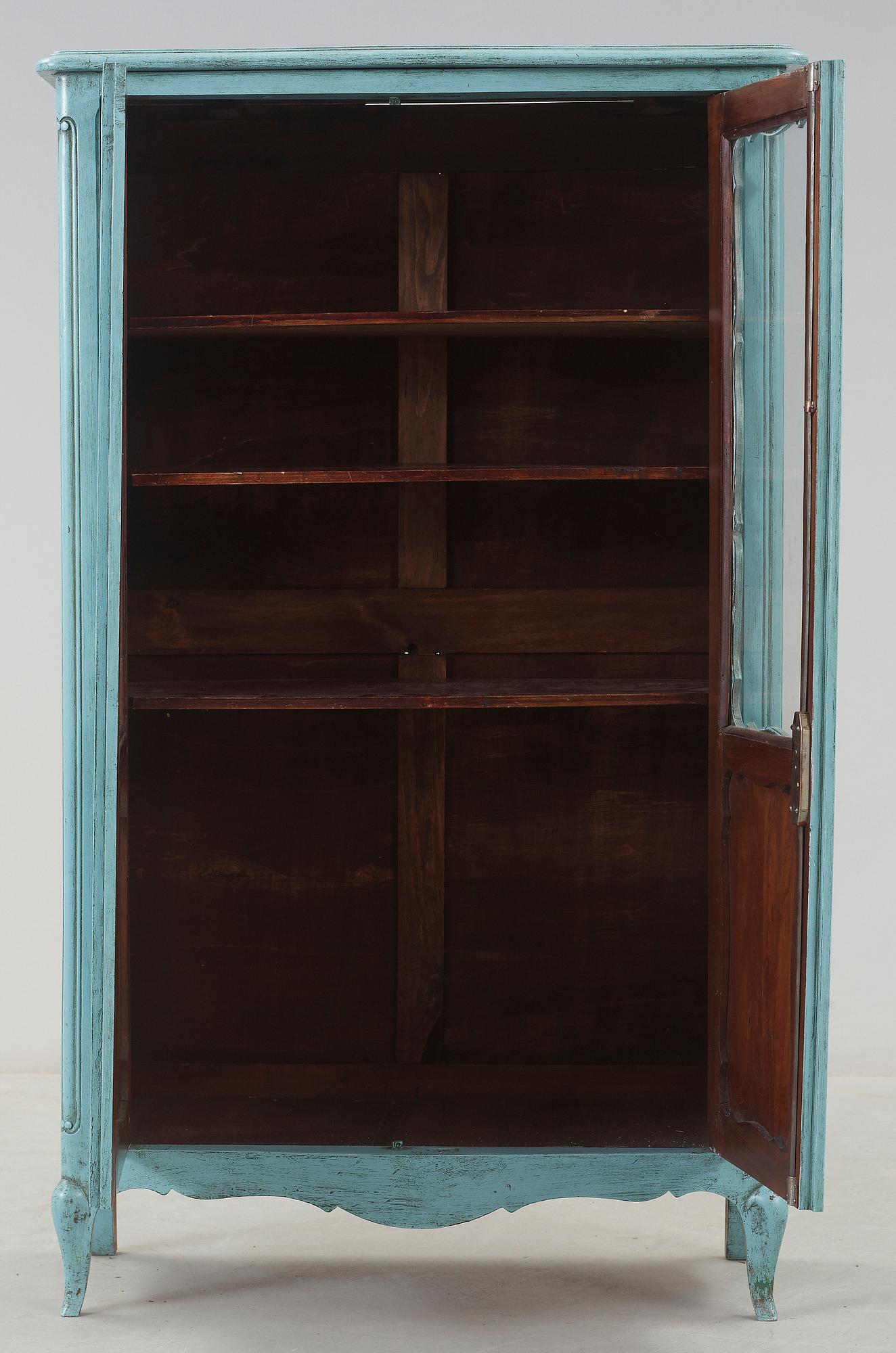 VITRINSKÅP, rokokostil, omkring sekelskiftet 1900.