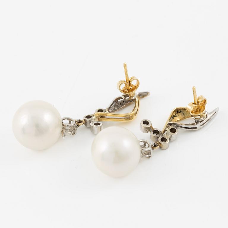 Earrings in 18K gold and white gold set with old-cut and brilliant-cut diamonds and cultured pearls.