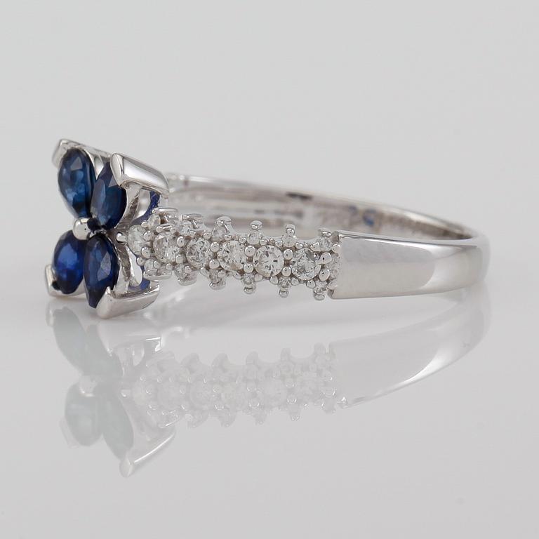 RING, 18K vitguld, diamanter tot ca 0.19 ct. och safirer tot 0.66 ct.