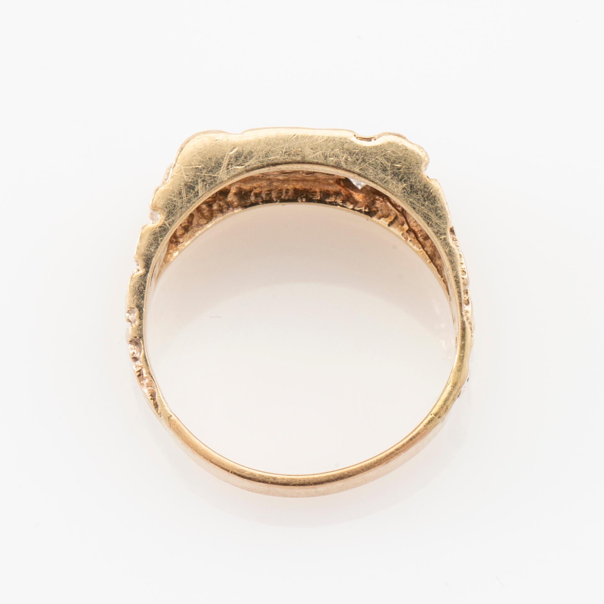 Ring/Claw ring 14K gold with a round brilliant-cut diamond.