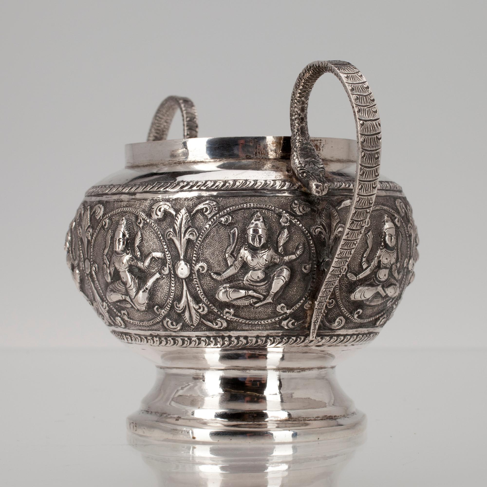 SOCKERSKÅL + GRÄDDSNÄCKA, silver. Sannolikt Indien 1900-talets första hälft. Vikt 230 g.