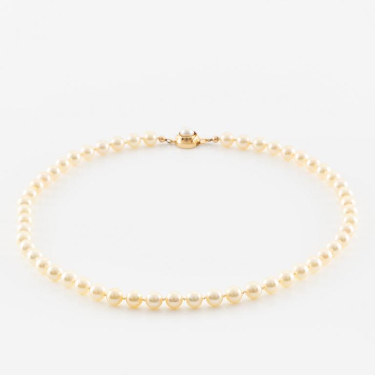 Necklace of cultured pearls with an 18K gold clasp and a cultured pearl.