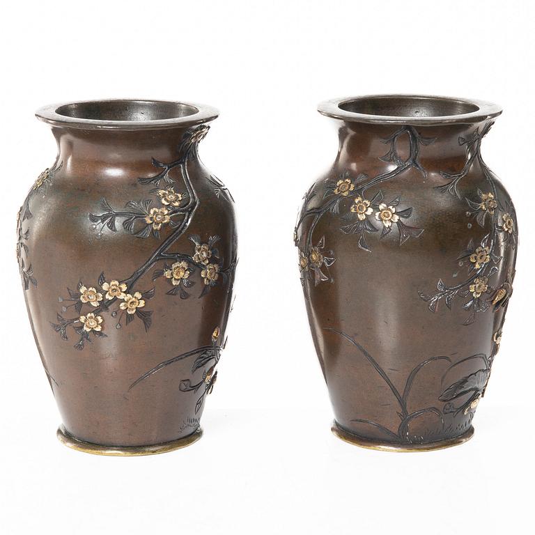 A pair of Japanese metal vases, Meiji (1868-1912).