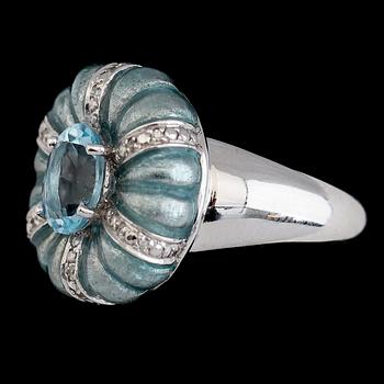 RING, vitguldspläterat sterlingsilver, ljusblå topas ca 2.00 ct, ljusblå emalj samt mindre diamanter tot ca 0.08 ct.