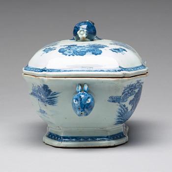 A blue and white tureen with cover, Qing dynasty, Qianlong (1736-95).