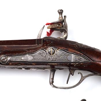 FLINTLÅSPISTOLER, ett par, av Petter Rundberg (1718-80), mästare 1752.