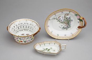 SERVISDELAR, 5 st, porslin, "Flora Danica", Hausmalerei, Royal Copenhagen.