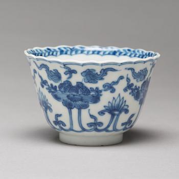 A blue and white cup with stand, Qing dynasty, Kangxi (1662-1722). Monogram HC.