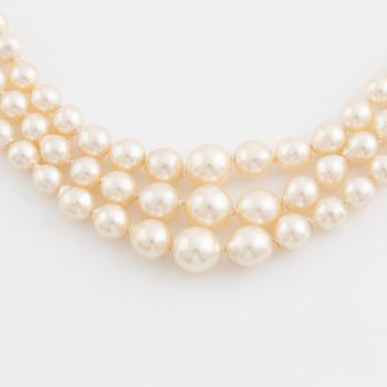 Cultured three strand pearl necklace. Clasp 18K gold.