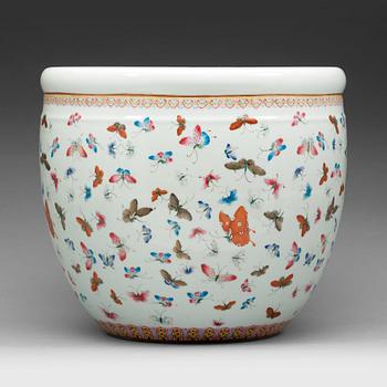 647. A famille rose flower pot, late Qing dynasty, circa 1900.