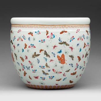 A famille rose flower pot, late Qing dynasty, circa 1900.