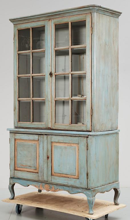 VITRINSKÅP, delvis rokoko, 1700/1800-tal.