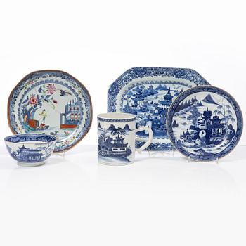 Five pieces of underglaze blue decorated porcelain, china, Qianlong (1736-95) & Jiaqing (1796-1822).