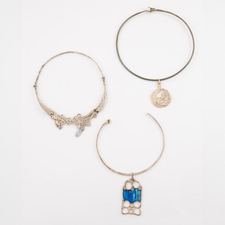 Lars Arby, three neck rings and two pendants, silver with enamel.