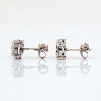 ÖRHÄNGEN med briljantslipade diamanter, ca 1.44 ct samt 1.35 ct, kvalitet ca E-F/VVS1 - VVS2.