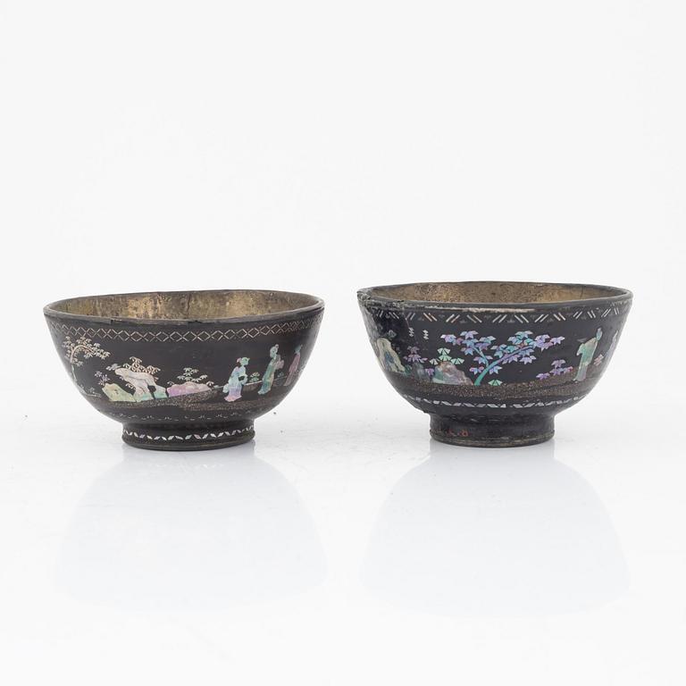 A pair of Chinese laque burgauté bowls, Qing dynasty, 18th century.