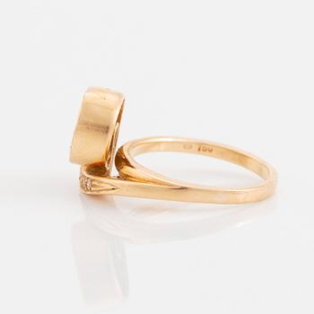 Ring 18K guld med runda briljantslipade diamanter.