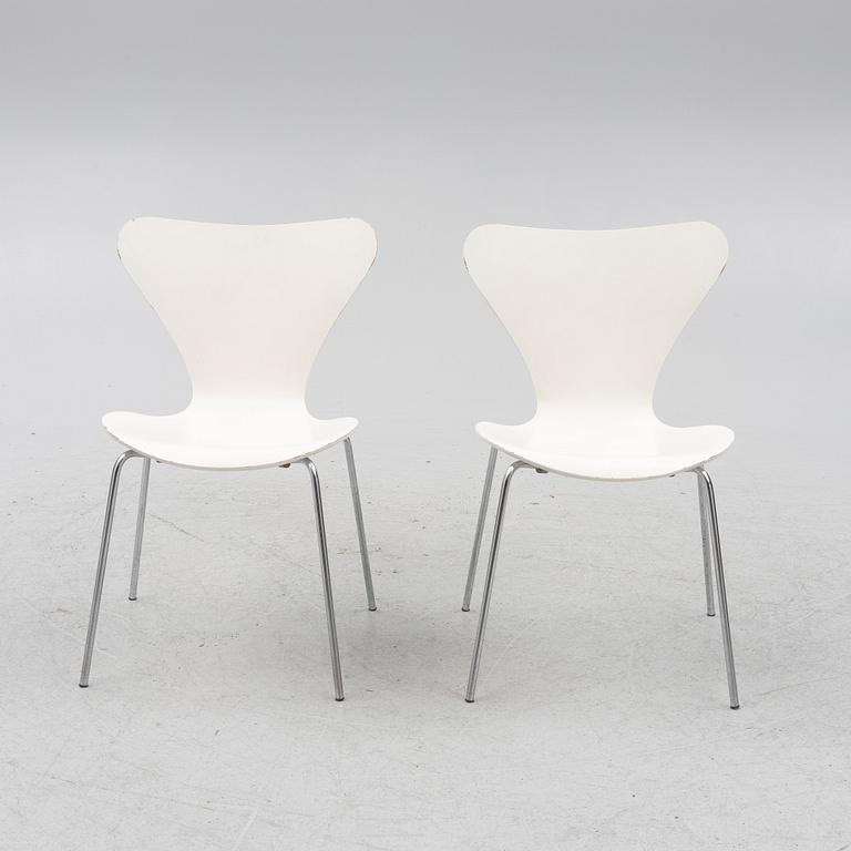 Arne Jacobsen, a pair of model 'Seven' chairs, Fritz Hansen, Denmark 1976.