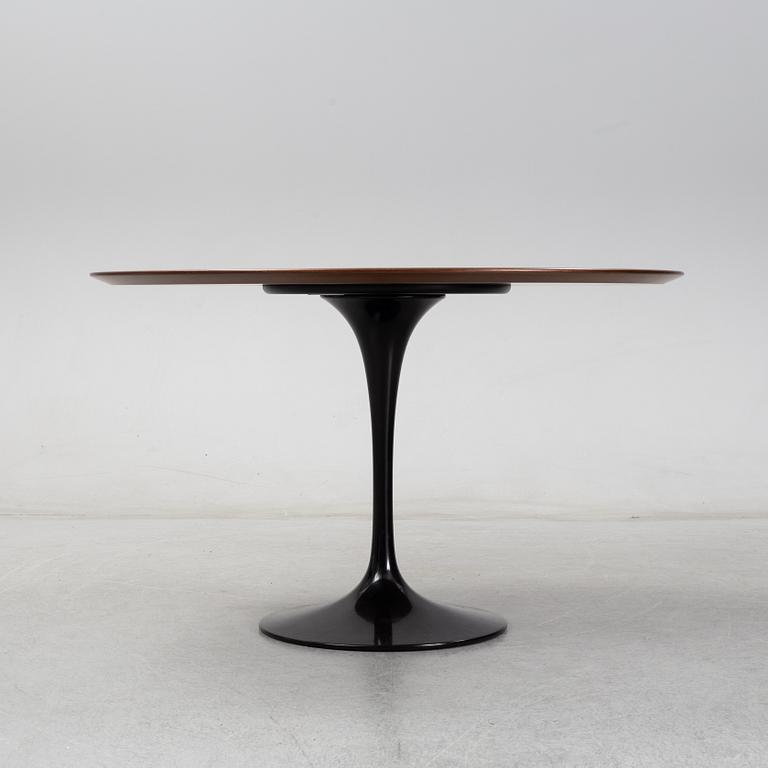 Eero Saarinen, soffbord, "Tulip", undertill brickmärkt KnollStudio Eero Saarinen. Modellen formgiven 1956.