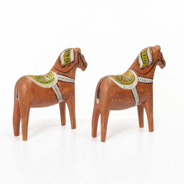 Dalahästar, ett par snarlika, allmoge, Nissergården Vattnäs, möjligen krusade av Karin Nisser, 1920-tal.