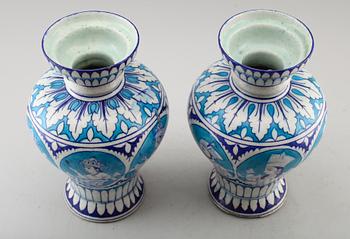 VASER, ett par, fajans, orientaliska, 1900-tal.