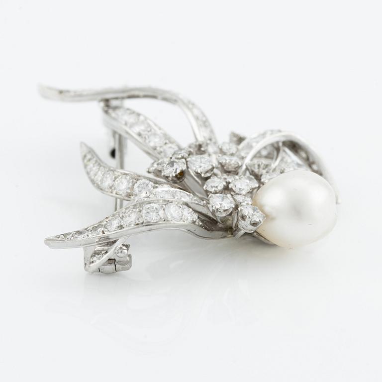 A brooch in platinum set with a pearl and round brilliant- and eight-cut diamonds designed by Henrik Bolin, W.A. Bolin.