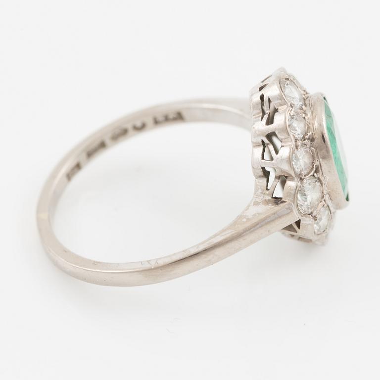 Ring 18K white gold with emerald and brilliant-cut diamonds.