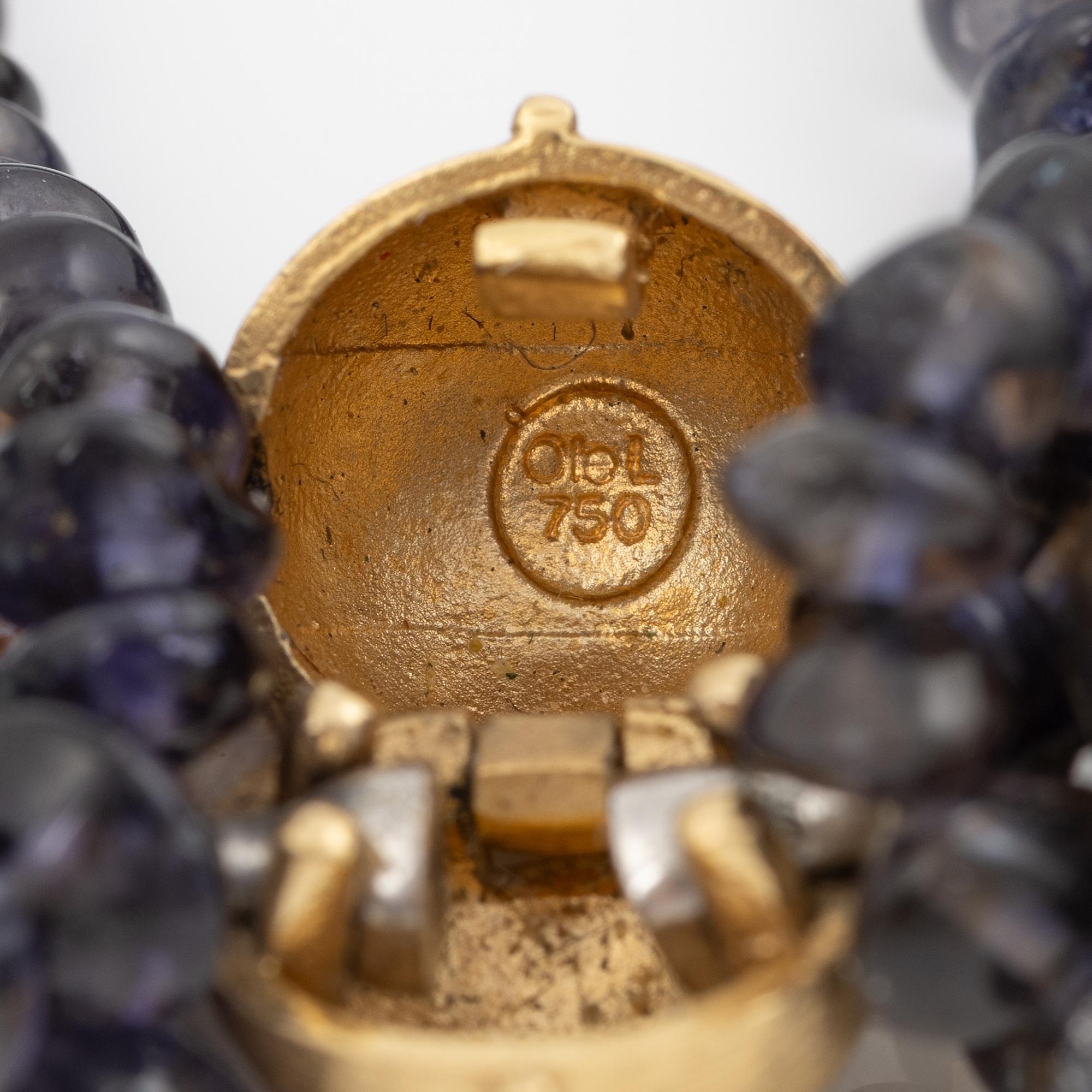 An Ole Lynggaard clasp 18K gold with five-row collar.