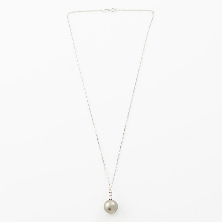 Necklace 18K white gold with cultured Tahitian pearl and brilliant-cut diamonds.