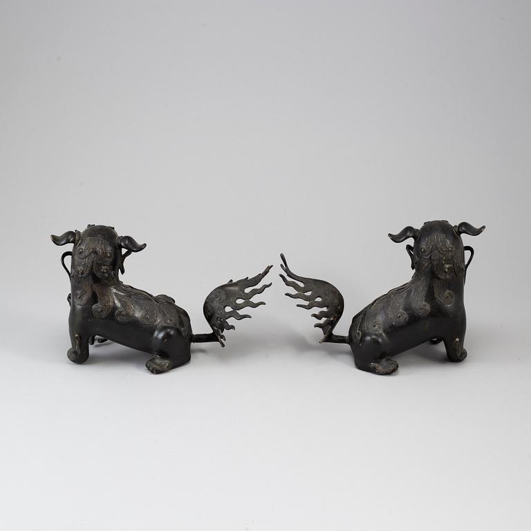 Two bronze figures of a buddhist lion, late Qing.