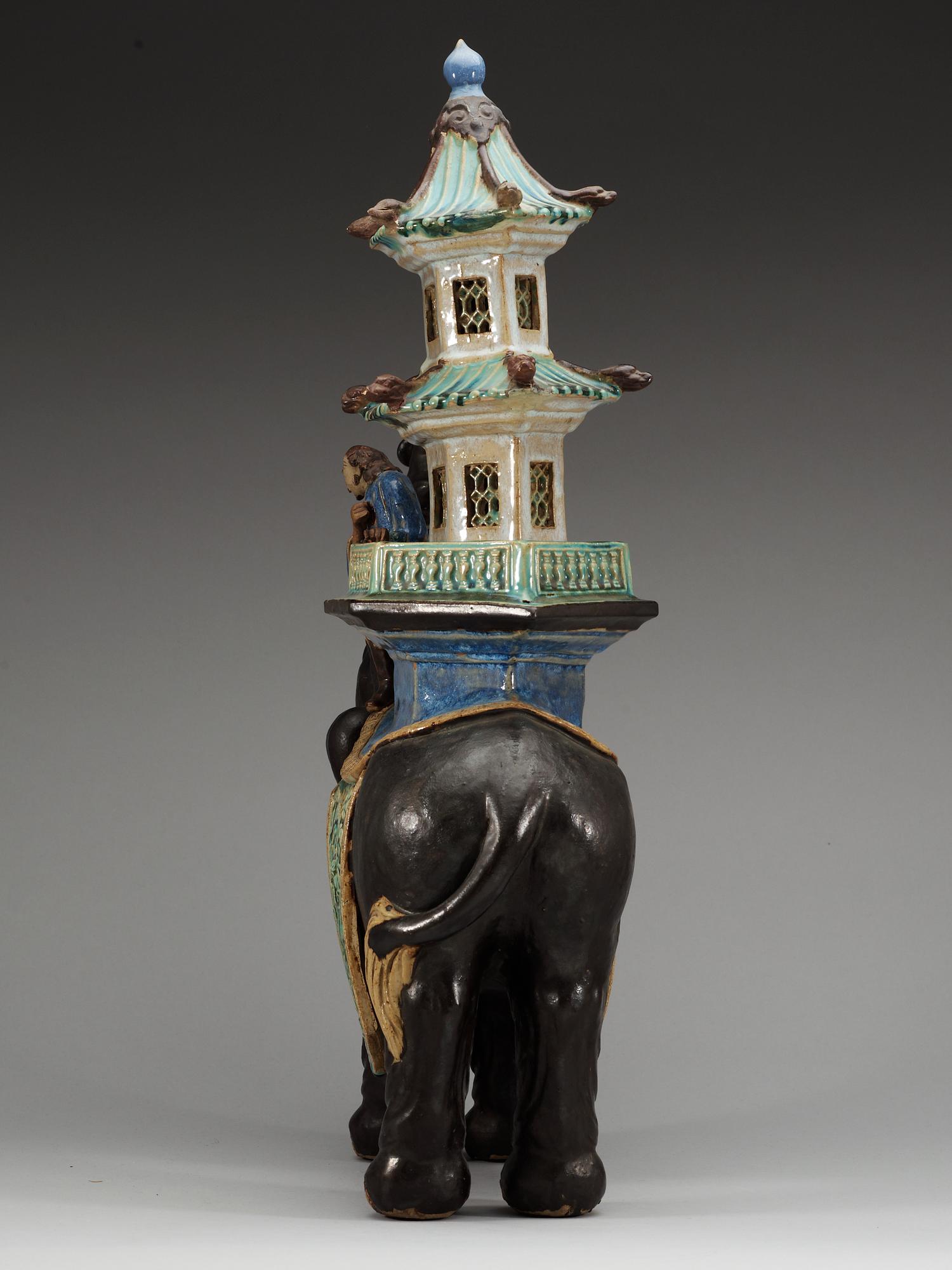 A pair of elephants with pagodas, presumably Qing dynasty.