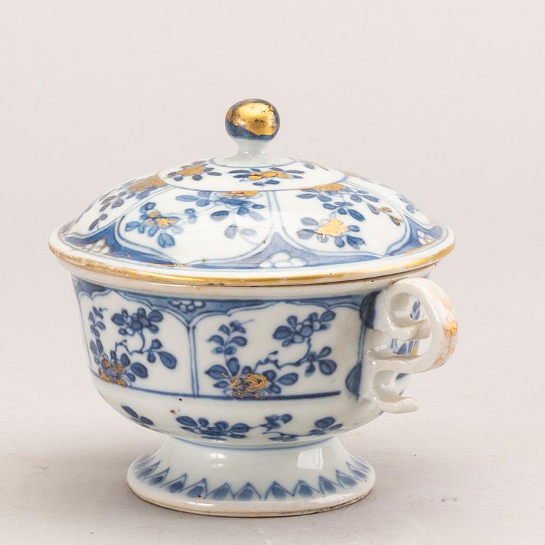 A blue and white equelle with cover, Qing dynasty, Kangxi (1662-1722).