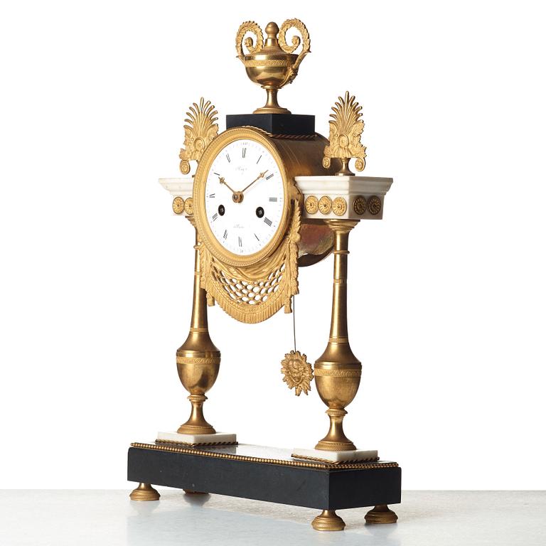 BORDSPENDYL. Parisarbete, omkring år 1790, Louis XVI.