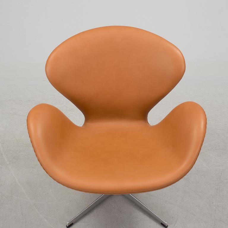 ARNE JACOBSEN, fåtölj, "Svanen", Fritz Hansen, Danmark, 1900-talets andra hälft.