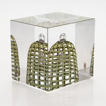 Oiva Toikka, årskub, signerad Oiva Toikka, Nuutajärvi 2002, numrerad 109/2000.