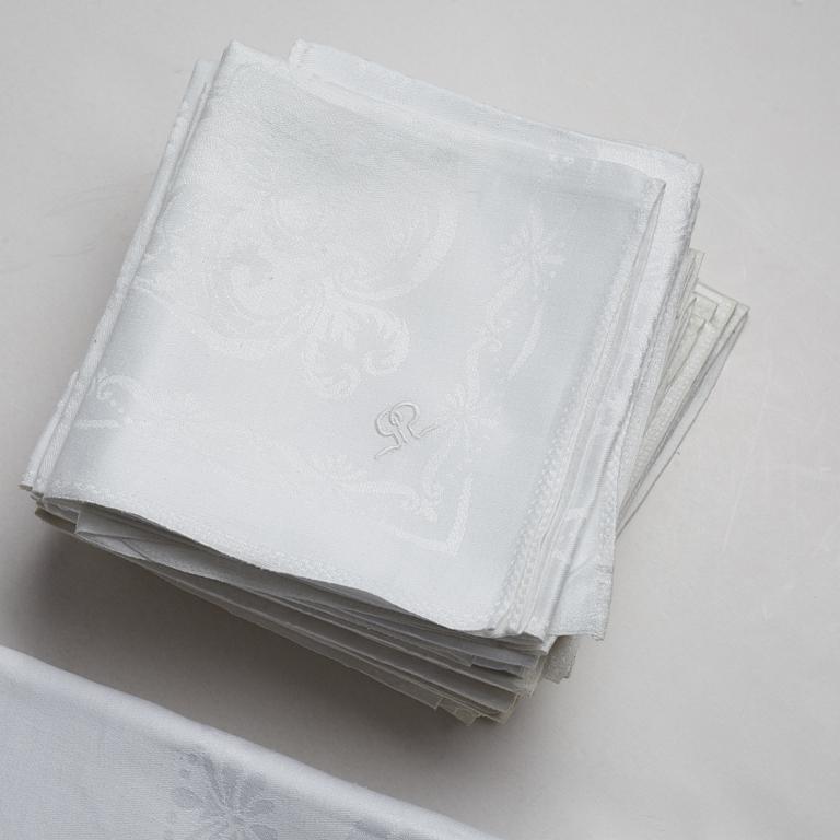 A linen damask tablecloth and 23 napkins, early 20th century.