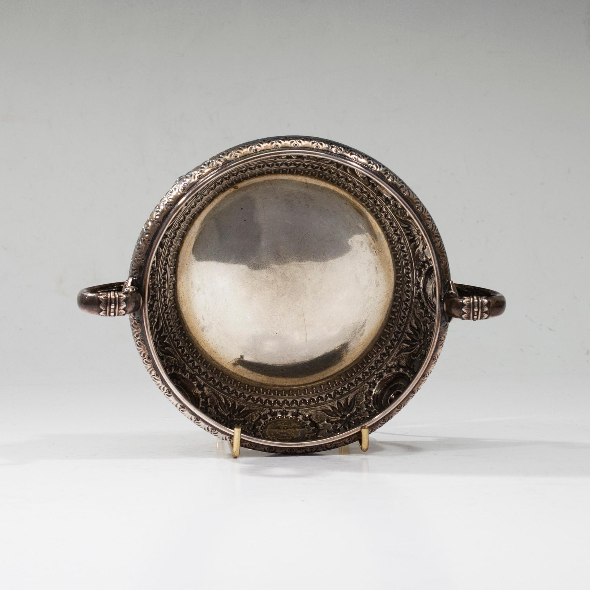 SKÅL, silver, Edward, John & William Barnard, London 1873. Vikt ca 296 g.