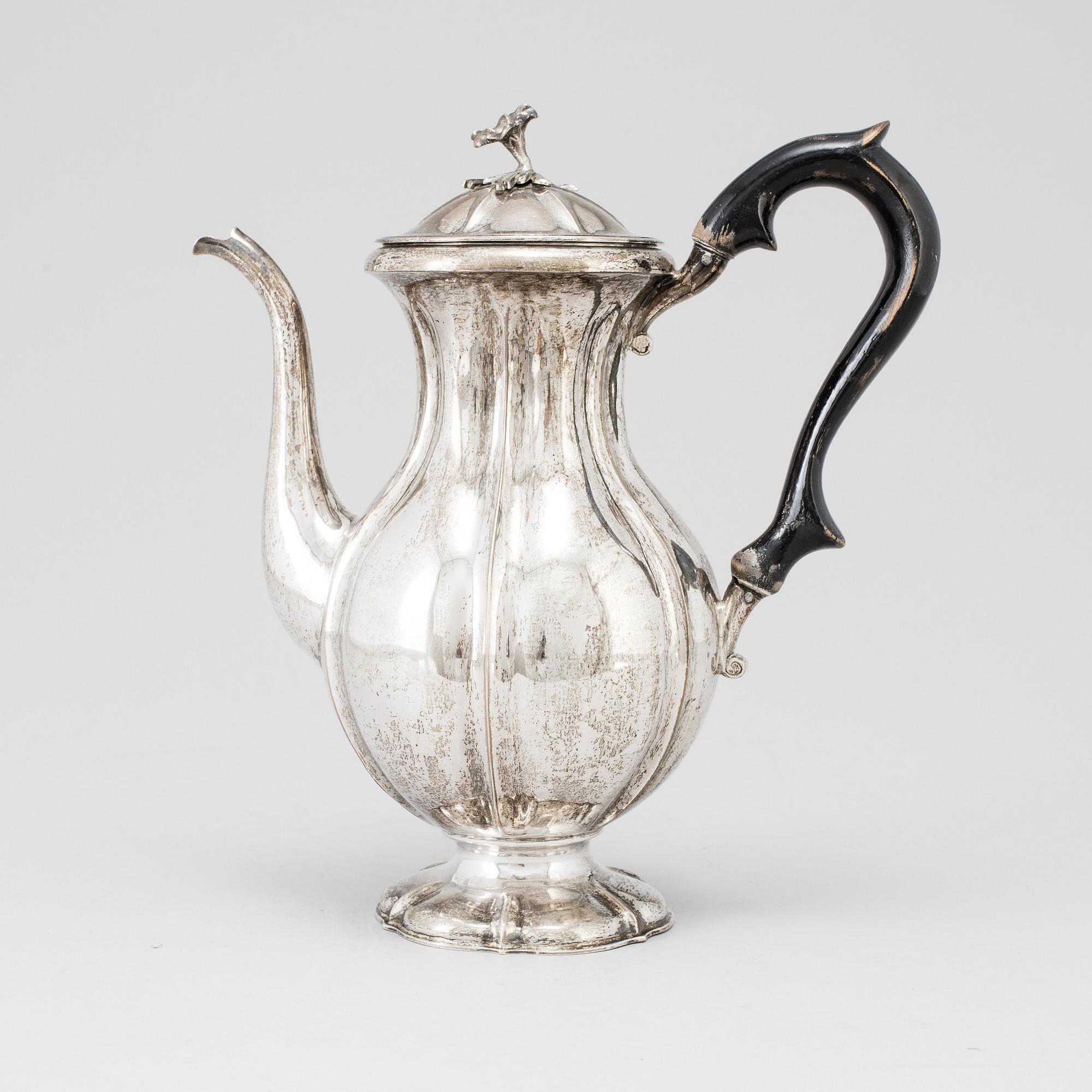 KAFFEKANNA, silver, Bror Erik Skogsborg, Eskilstuna 1857. Vikt ca 670 gram.