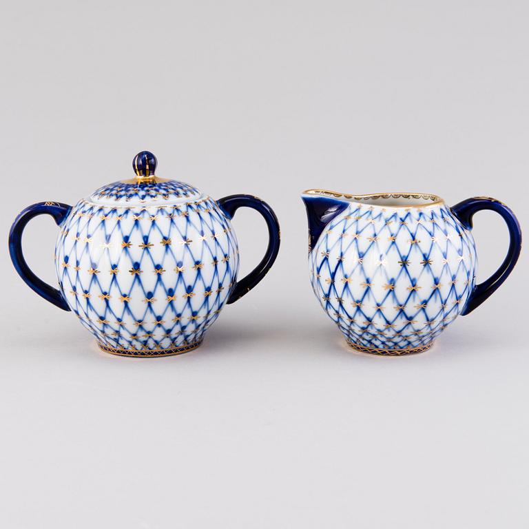 KAHVI- ja TEEASTIASTO, 21 osaa, posliinia, "Cobalt Net", Lomonosov, Neuvostoliitto 1900-luvun loppupuoli.