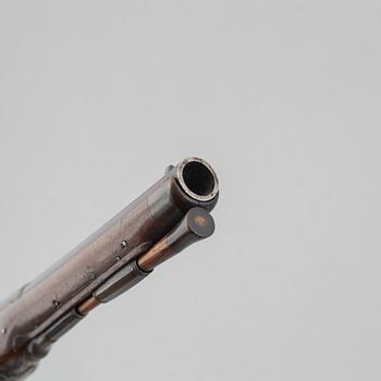 Slaglåspistoler, ett par, ändrade från flintlås,  Nusbaum Stockholm, 1700-talets mitt.
