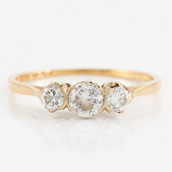 Ring, trestensring, 18K guld med tre briljantslipade diamanter.