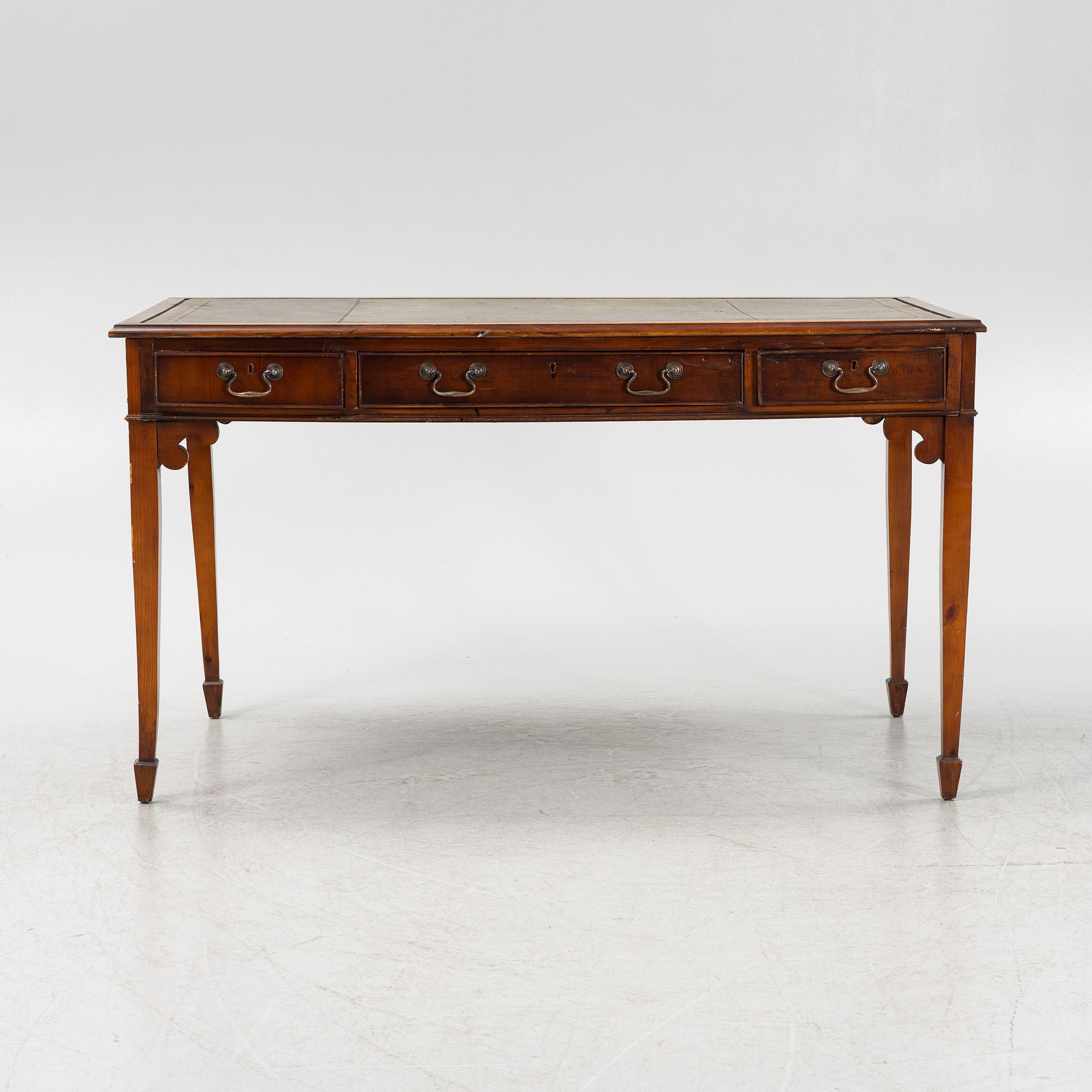 A Georgian style yew writing desk with leather top. - Bukowskis