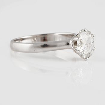 RING, 18K vitguld med äldre briljantslipad diamant ca 1.30 ct. Vikt 3,1 gram.