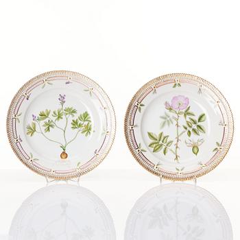 Tallrikar, 12 stycken, porslin. Royal Copenhagen, "Flora Danica". Danmark, 1900-tal.