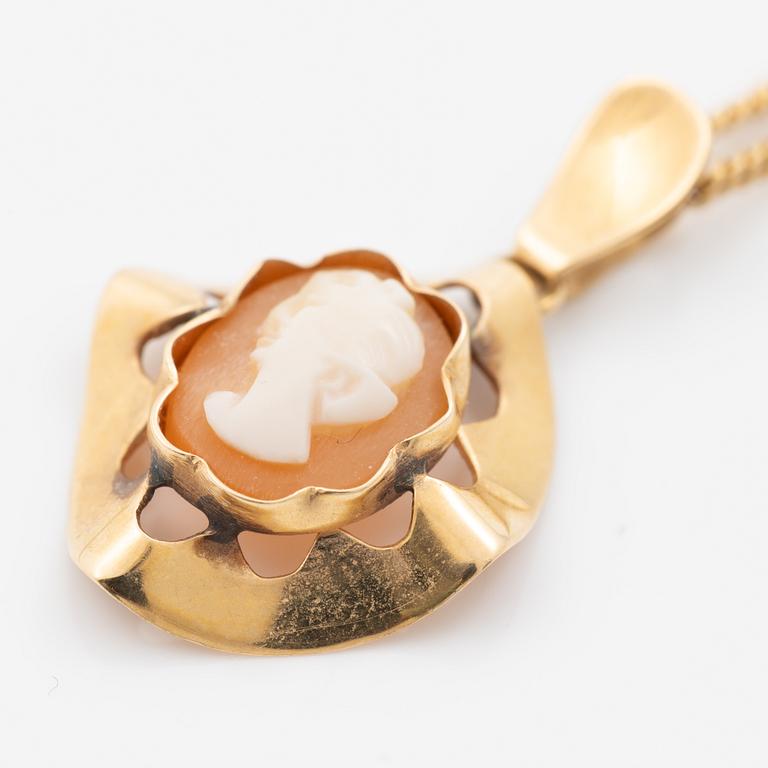 Hänge 18K guld med snäckskalscamé samt kedja, 18K guld.