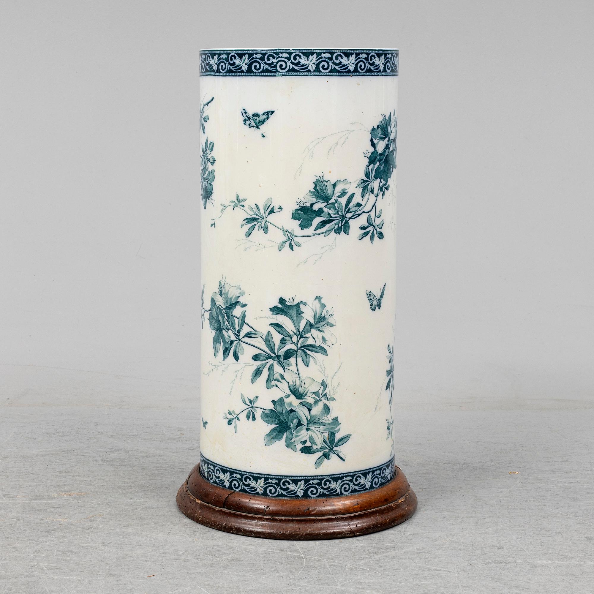 An early 20th century porcelain umbrella stand.